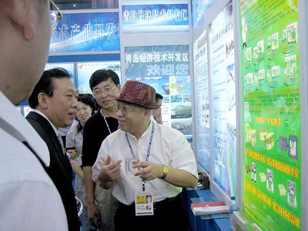 ●會長向市長介紹產品.jpg